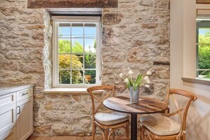 Suite, meerdere bedden, terras, op benedenverdieping | Dineren in de kamer