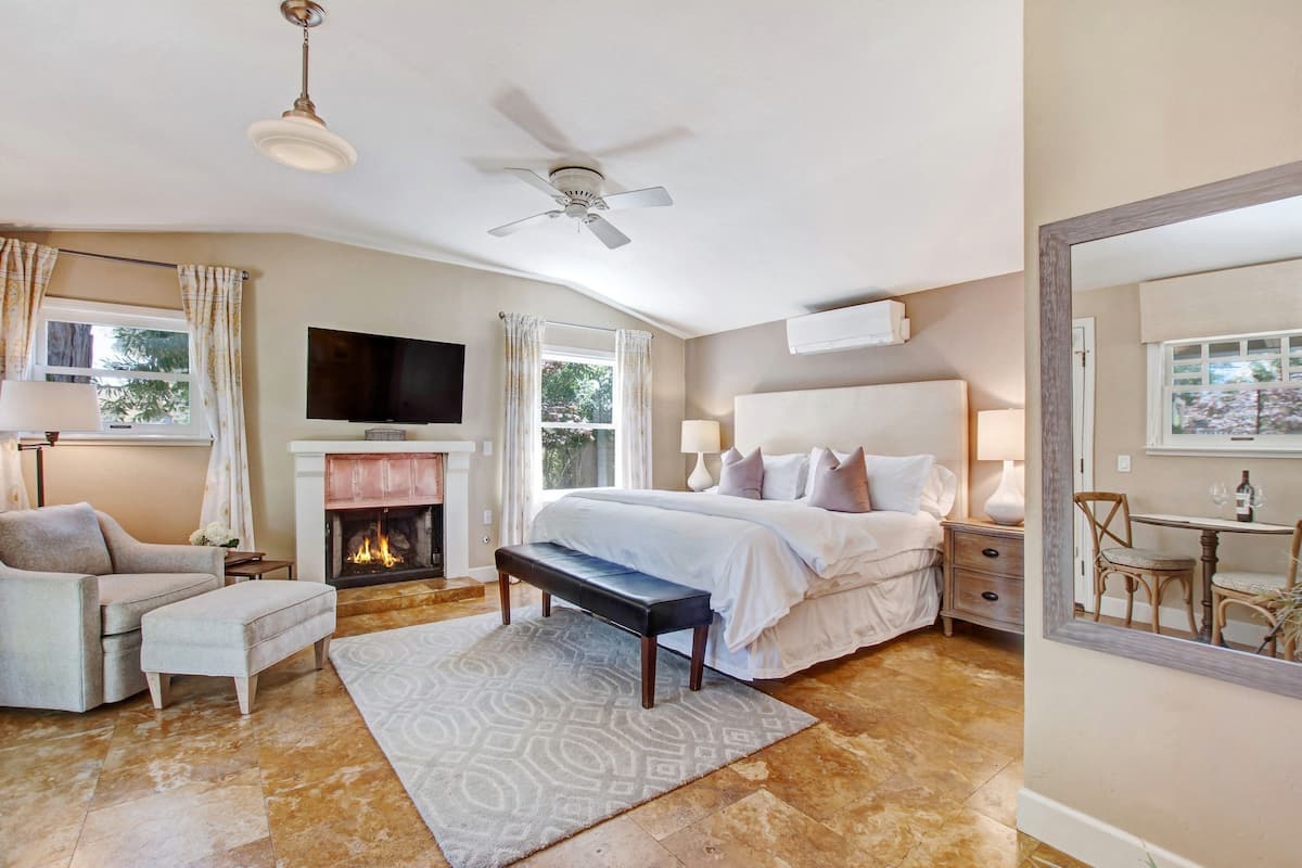 Studio Suite, 1 King Bed, Courtyard View, Ground Floor | 1 bedroom, premium bedding, down comforters, iron/ironing board