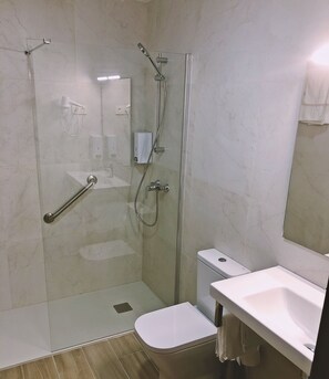 Deluxe-huone | Kylpyhuone | Suihku, hiustenkuivaaja, pyyhkeet