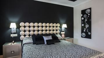 Quarto júnior, 1 cama King | Escrivaninha, espaço de trabalho para notebook, Wi-Fi de cortesia