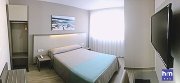 Escritorio, espacio para trabajar con laptop y wifi gratis 