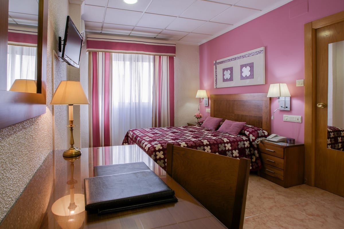 Chambre Familiale, chambres communicantes (4 people) | 2 chambres, bureau, espace de travail pour ordinateur portable