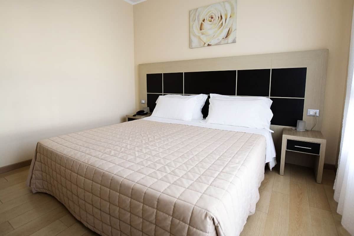 Superior kamer, 1 twee- of 2 eenpersoonsbedden | Hypoallergeen beddengoed, een minibar, een bureau, geluiddichte muren