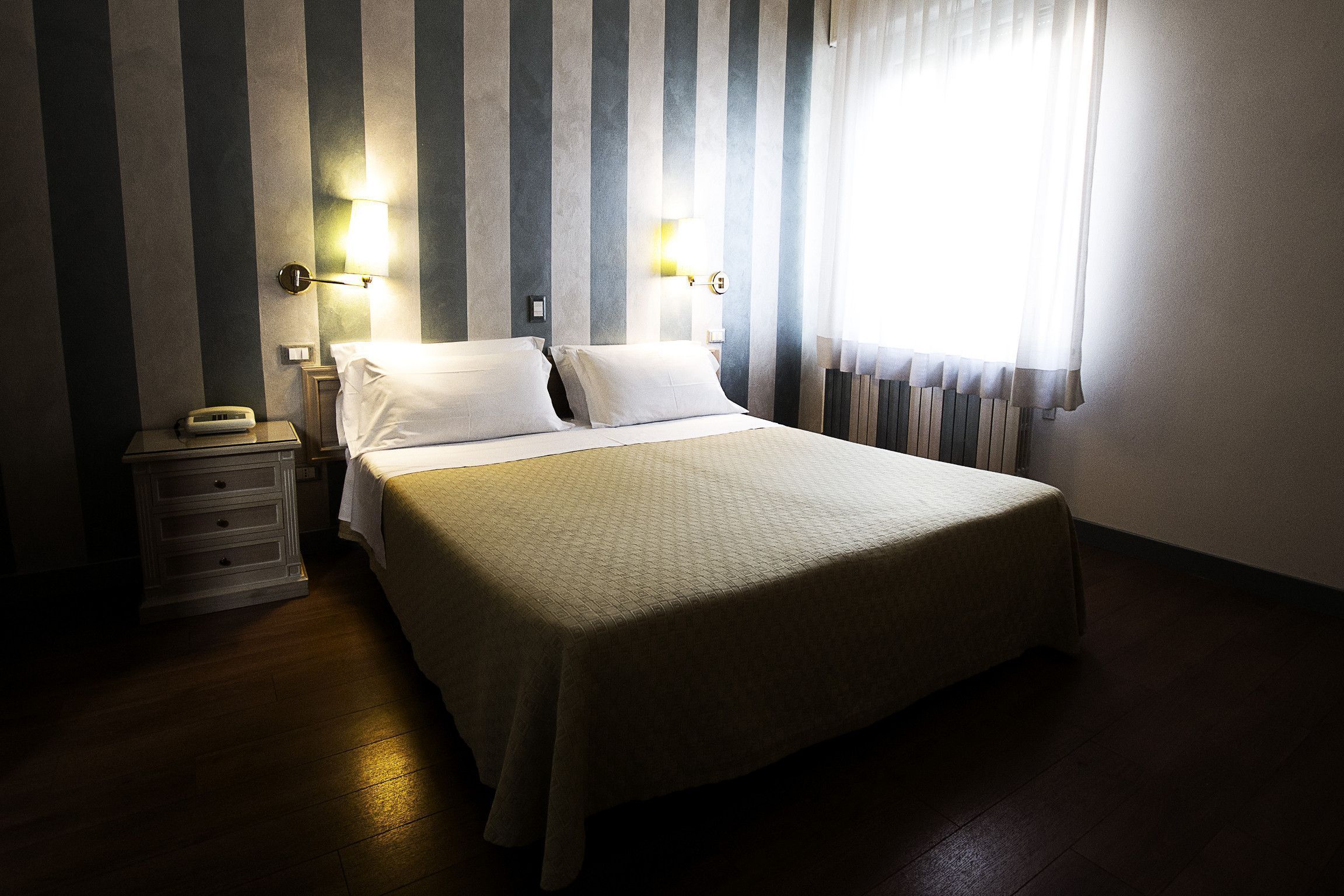 hypo-allergenic bedding, minibar, desk, soundproofing