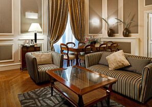 32-inch LCD TV with satellite channels, TV, streaming services