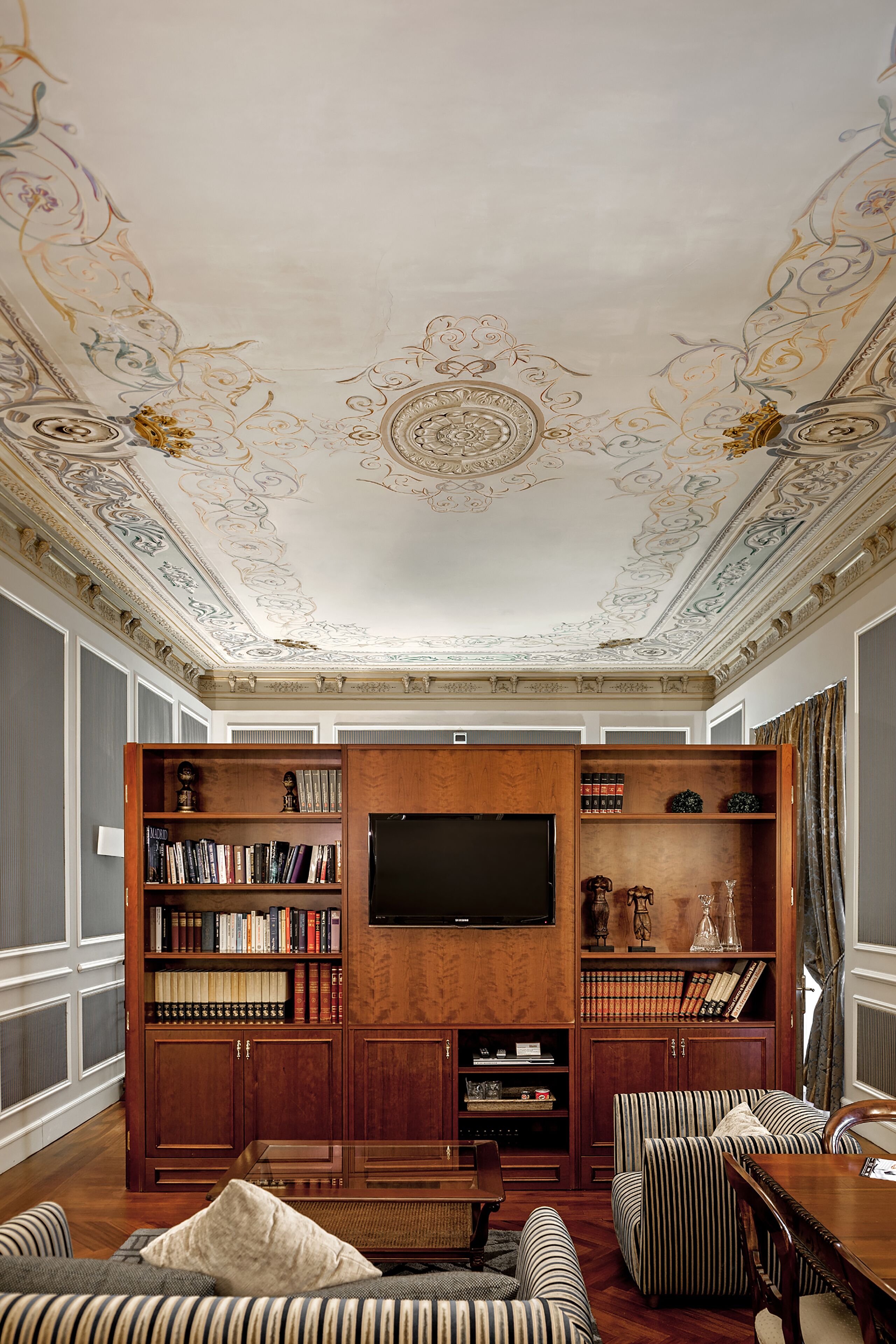 32-inch lcd tv with satellite channels, tv, streaming services