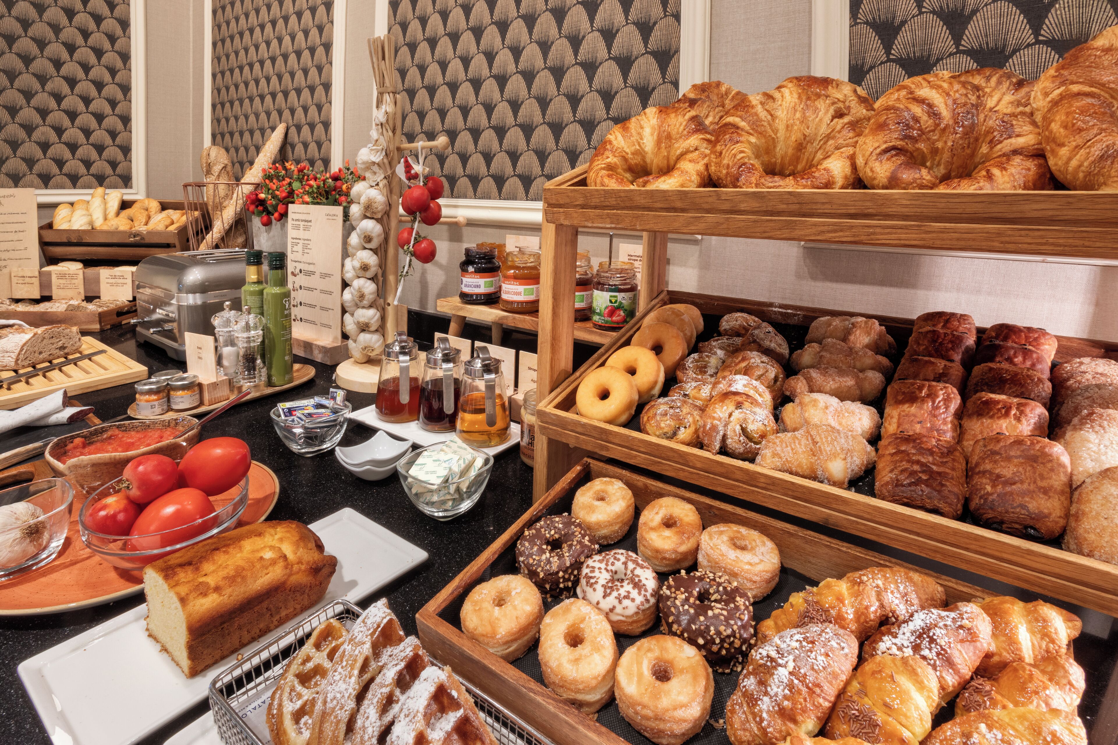 每日供应自助式早餐（每人 EUR 24）