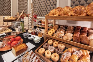 Tägliches Frühstücksbuffet (24 EUR pro Person)