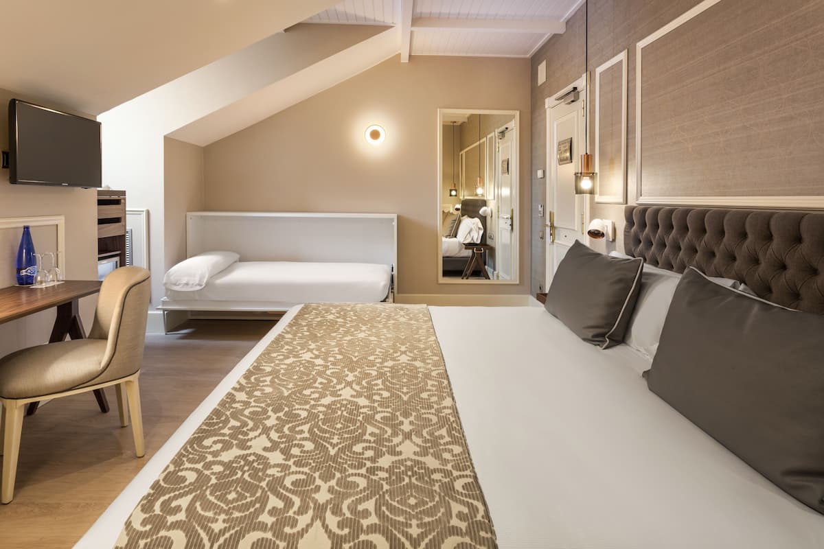 1 chambre, minibar, coffres-forts dans les chambres, bureau