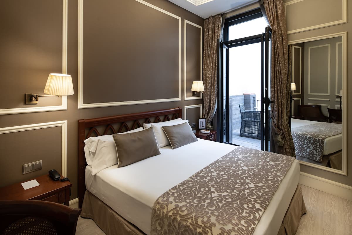 1 chambre, minibar, coffres-forts dans les chambres, bureau