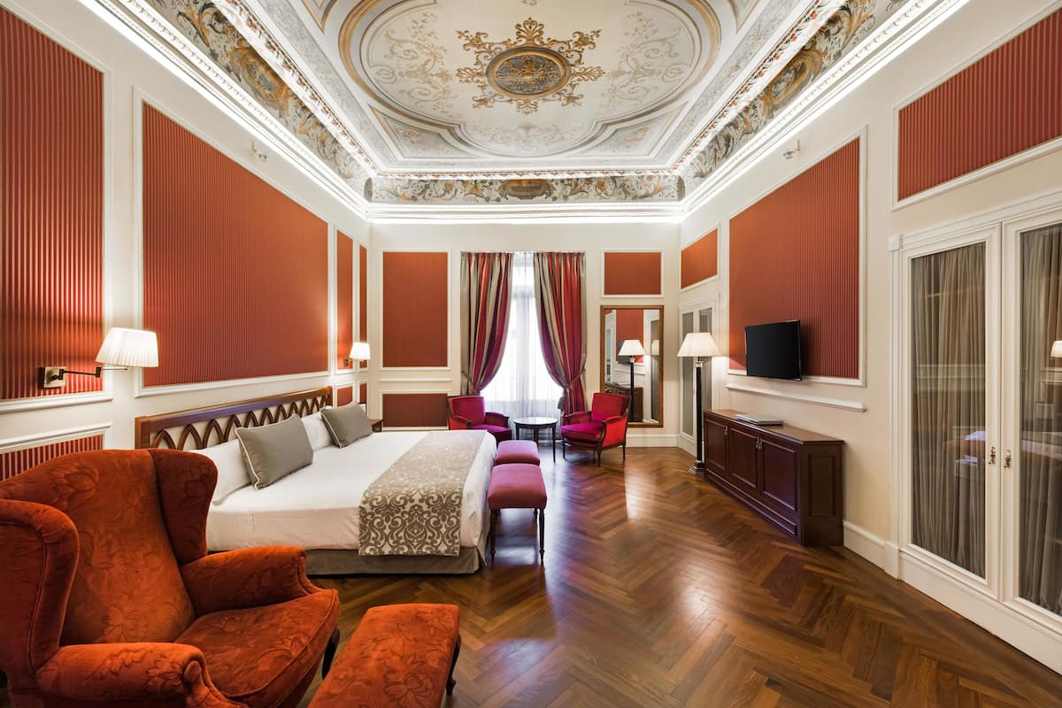 1 chambre, minibar, coffres-forts dans les chambres, bureau