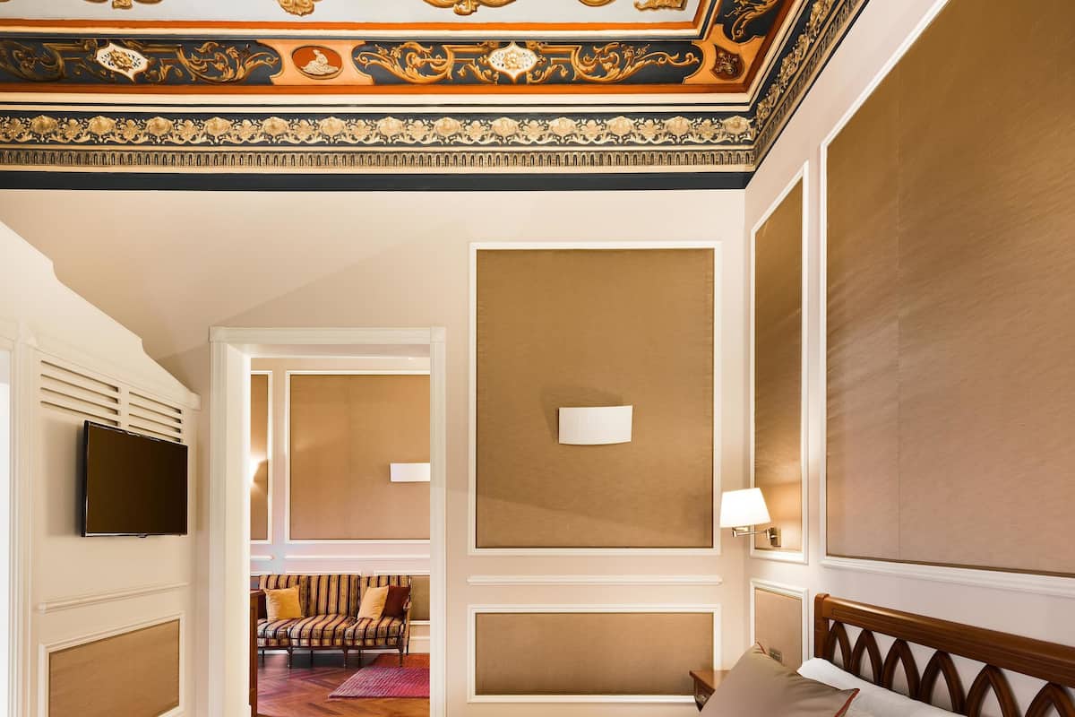 1 chambre, minibar, coffres-forts dans les chambres, bureau