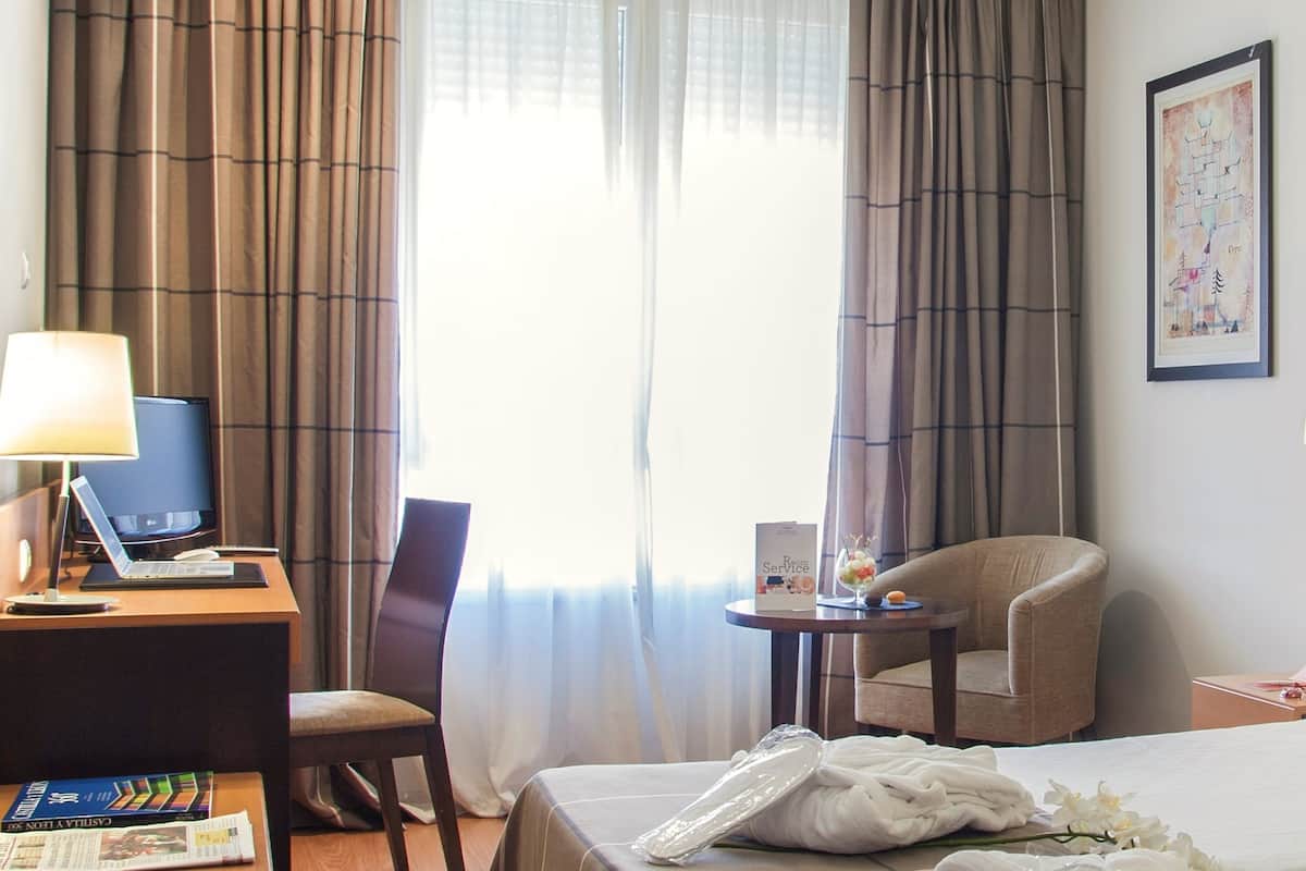 ميني بار وخزنة داخل الغرفة وستائر تعتيم وواي فاي مجانًا