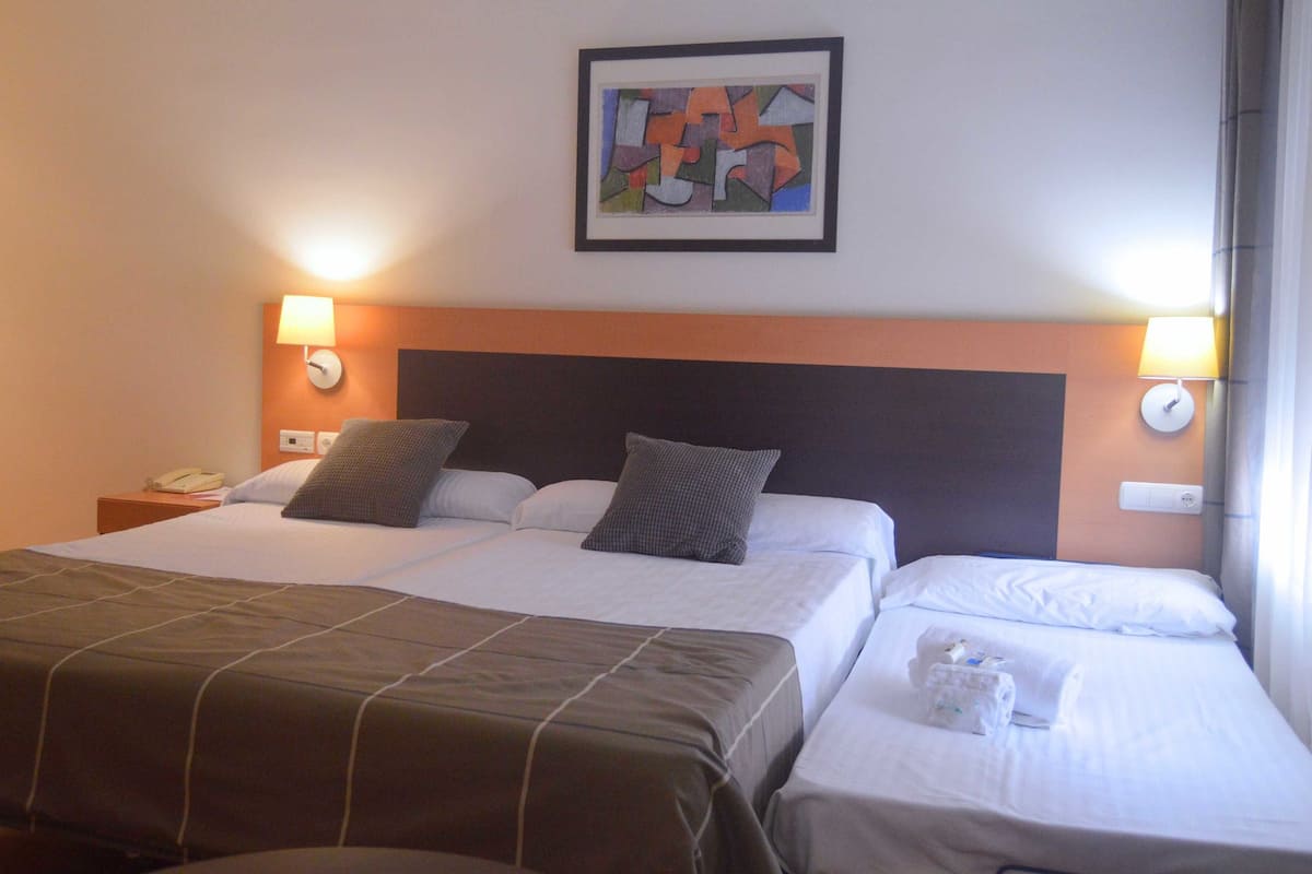 ميني بار وخزنة داخل الغرفة وستائر تعتيم وواي فاي مجانًا