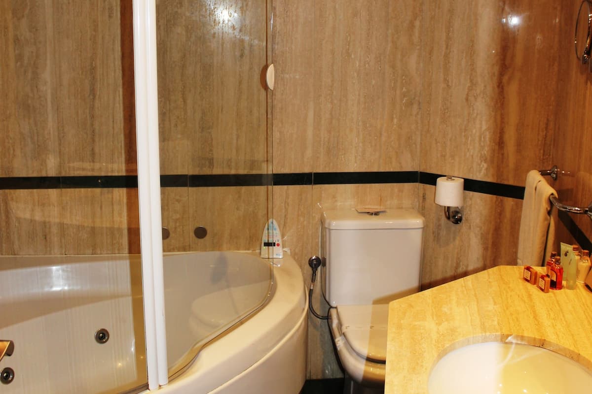 مغطس بمضخات للمياه