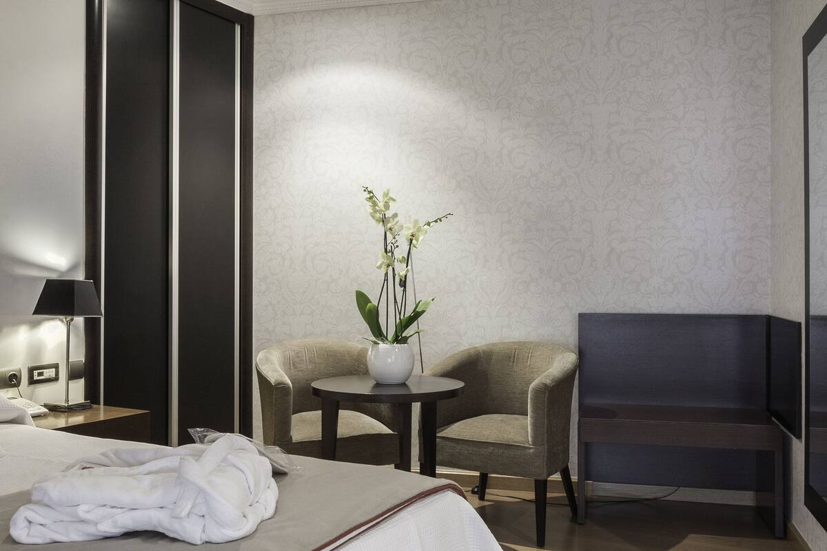 ميني بار وخزنة داخل الغرفة وستائر تعتيم وواي فاي مجانًا