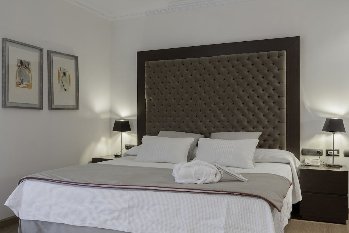 ميني بار وخزنة داخل الغرفة وستائر تعتيم وواي فاي مجانًا