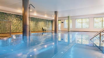 Indendørs pool, åben fra kl. 07.00 til kl. 23.00, liggestole