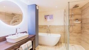Appartment 220 with bath and balcony (dog free). | Bathroom - Grand Hotel Opduin - Texel (De Koog)