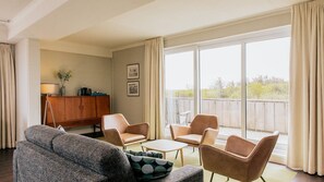 Appartment 220 with bath and balcony (dog free). | Living area | 40-inch TV with digital channels - Grand Hotel Opduin - Texel (De Koog)