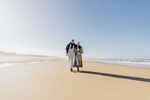 Beach nearby, beach cabanas, sun loungers, beach umbrellas - Grand Hotel Opduin - Texel (De Koog)