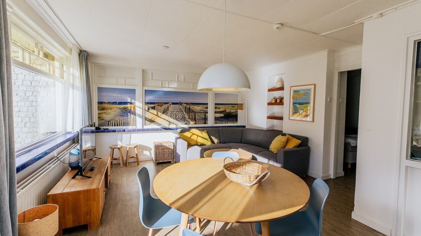 Studio suite | Woonruimte | Een 40-inch televisie met digitale zenders