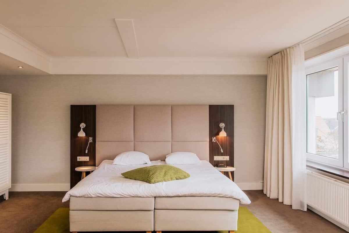 Kamer | Luxe beddengoed, een kluis op de kamer, verduisterende gordijnen