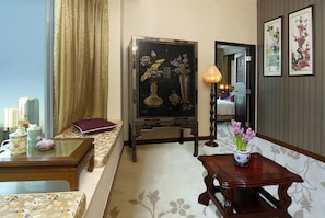 Harbor View Suite with Balcony | In-room safe, desk, blackout drapes, soundproofing