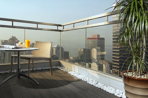 Harbor View Suite with Balcony | In-room safe, desk, blackout drapes, soundproofing