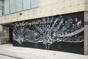 Un mural de un pavo real en la fachada de un edificio.