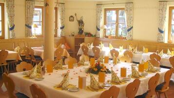 TĂ€gliches inbegriffenes FrĂŒhstĂŒcksbuffet