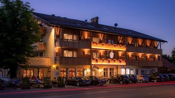 Fassade der Unterkunft – Abend/Nacht
