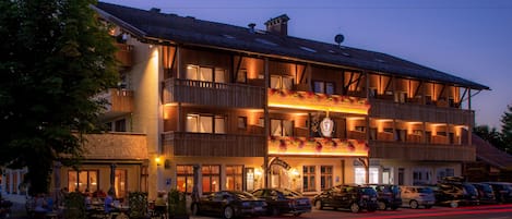 Konaklama yerinin ön cephesi - akşam/gece