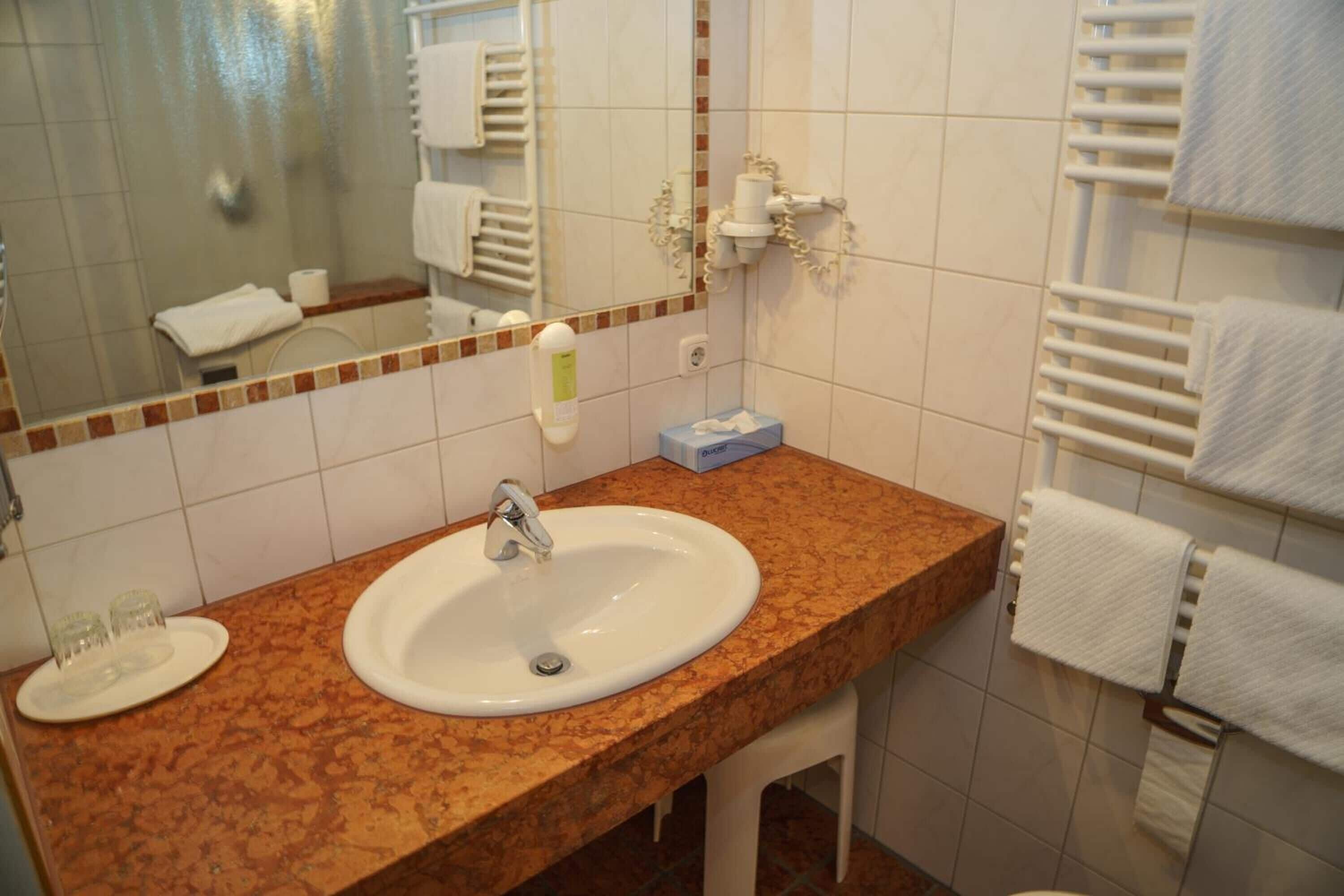 comfort double room (24-27 sqm) | bathroom | shower, free toiletries, hair dryer, towels