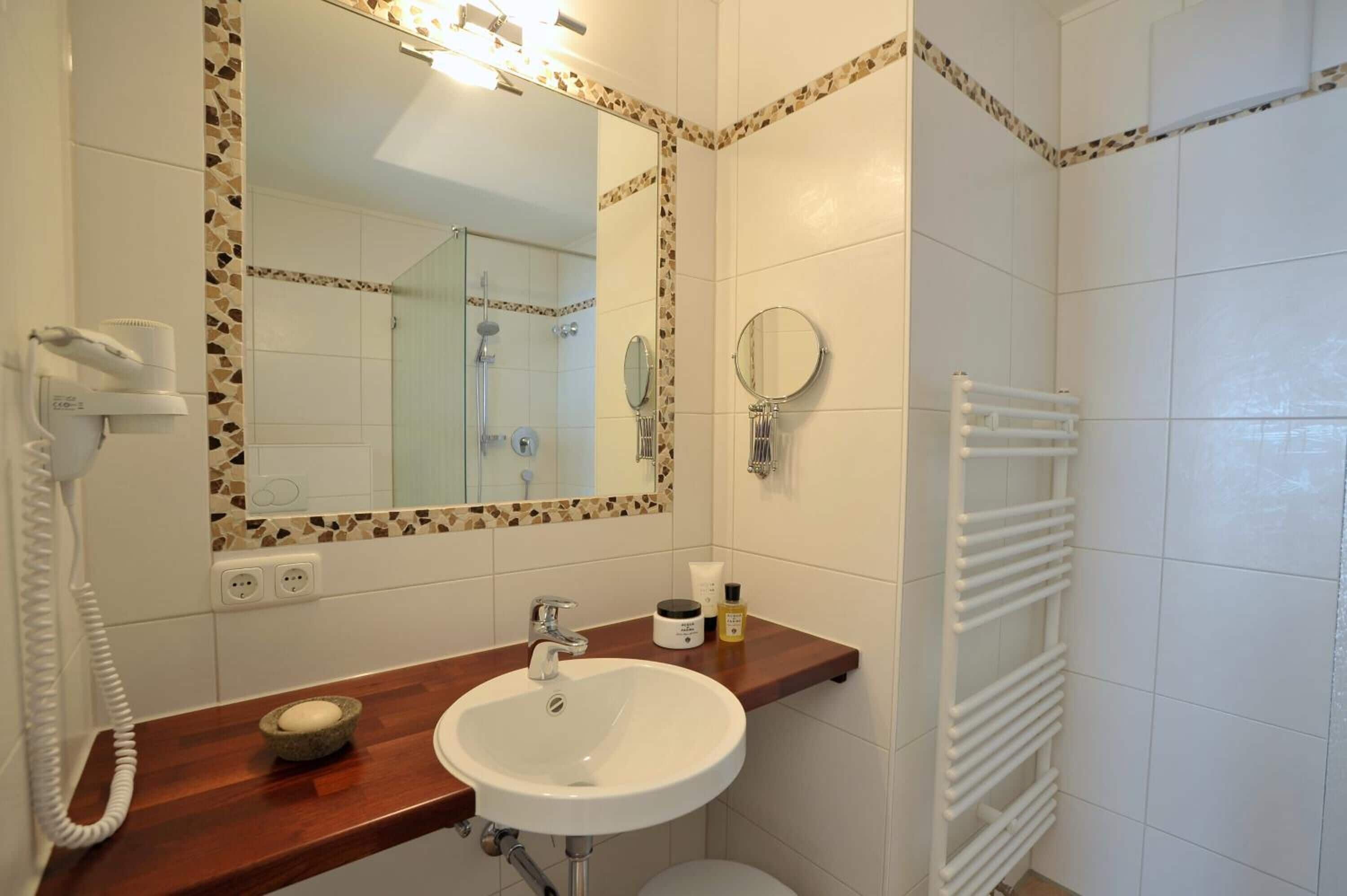 landhouse double room (20-22 sqm) | bathroom | shower, free toiletries, hair dryer, towels