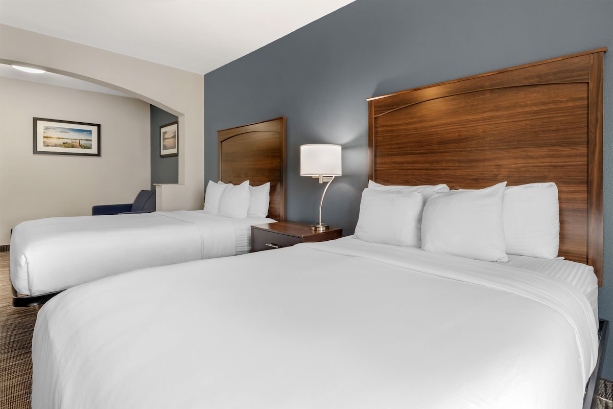 Suite, 2 Queen Beds, Non Smoking, Refrigerator & Microwave (with Sofabed)