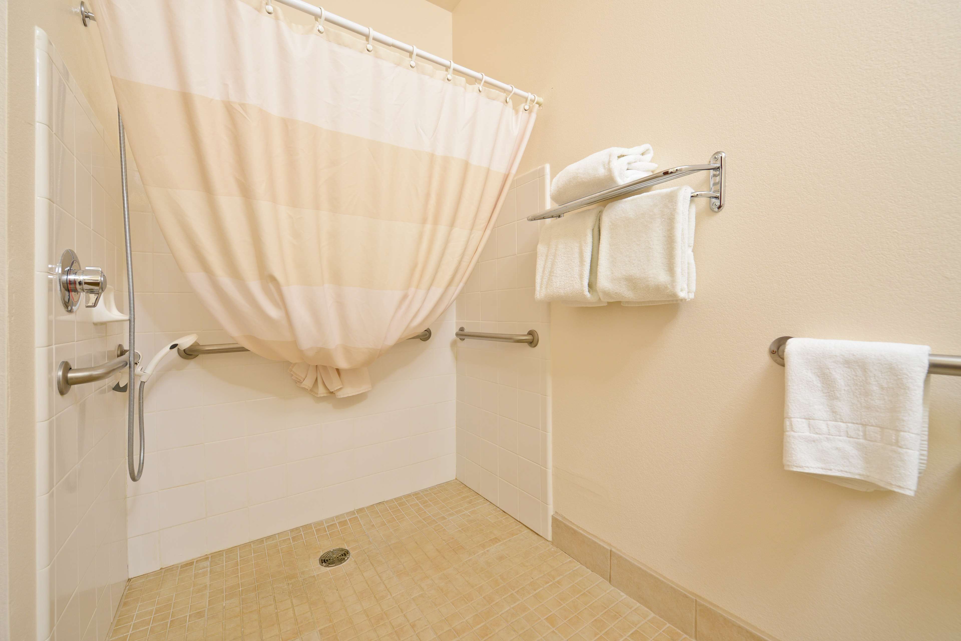 standard room, 1 king bed, accessible, non smoking | bathroom | shower, hair dryer, towels