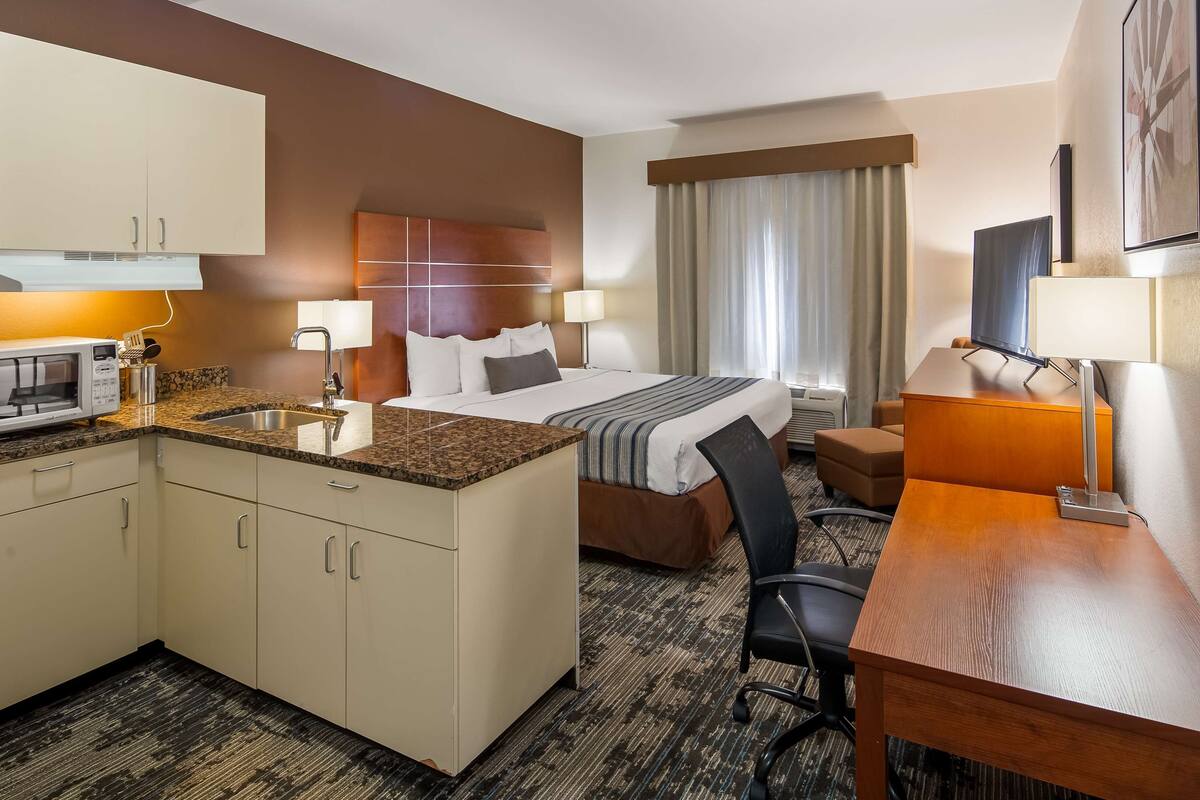 suite, 1 king bed, non smoking, kitchen | free wifi, bed sheets