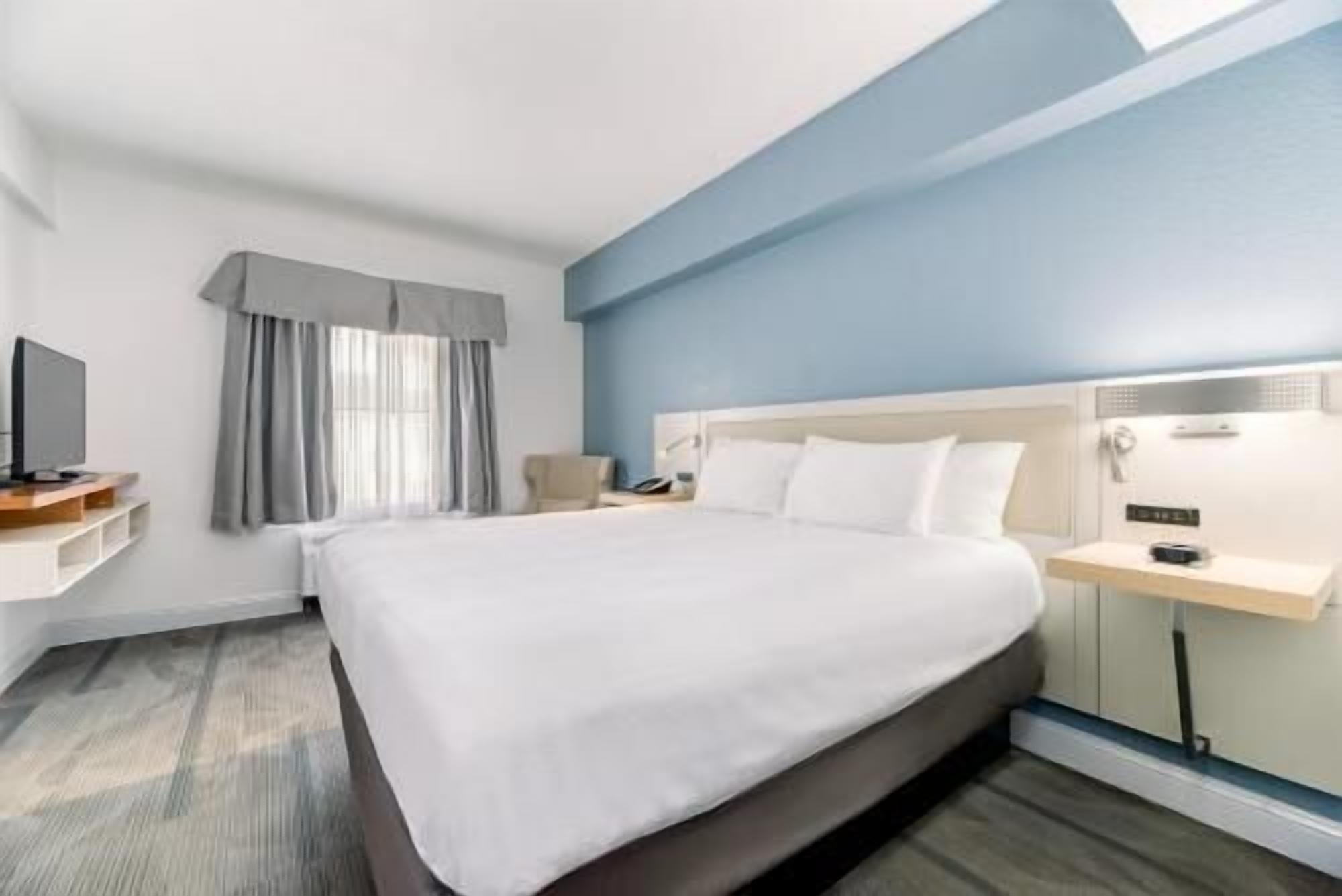 Premium bedding, in-room safe, desk, iron/ironing board