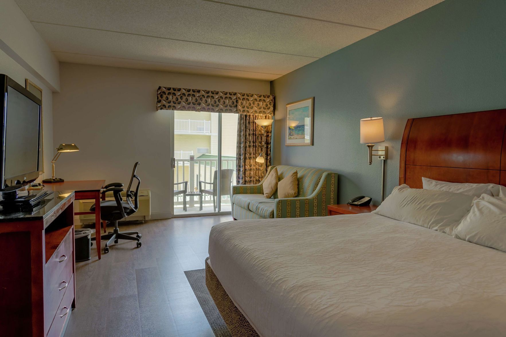 Premium bedding, in-room safe, desk, iron/ironing board