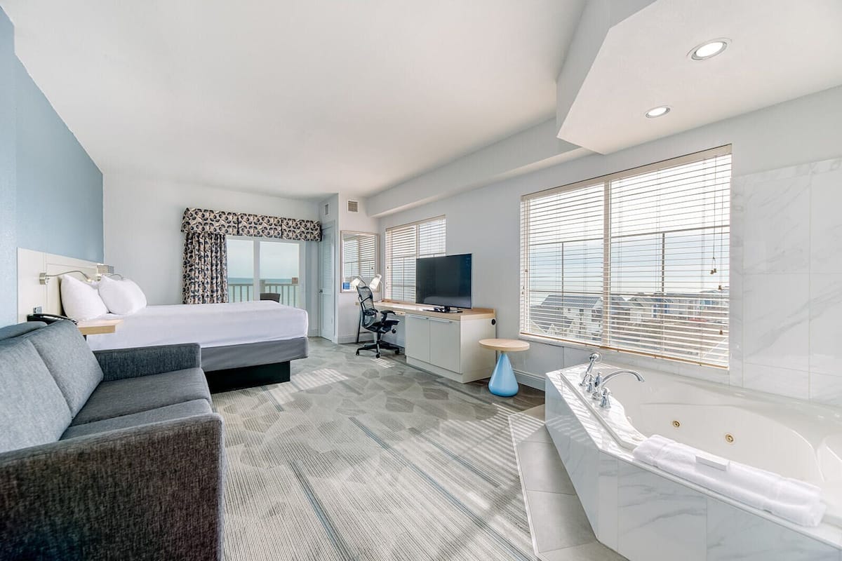 Ropa de cama de alta calidad y caja de seguridad en la habitación