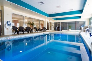 Indoor pool, outdoor pool, pool umbrellas, pool loungers - Hilton Garden Inn Outer Banks/Kitty Hawk (Kitty Hawk)