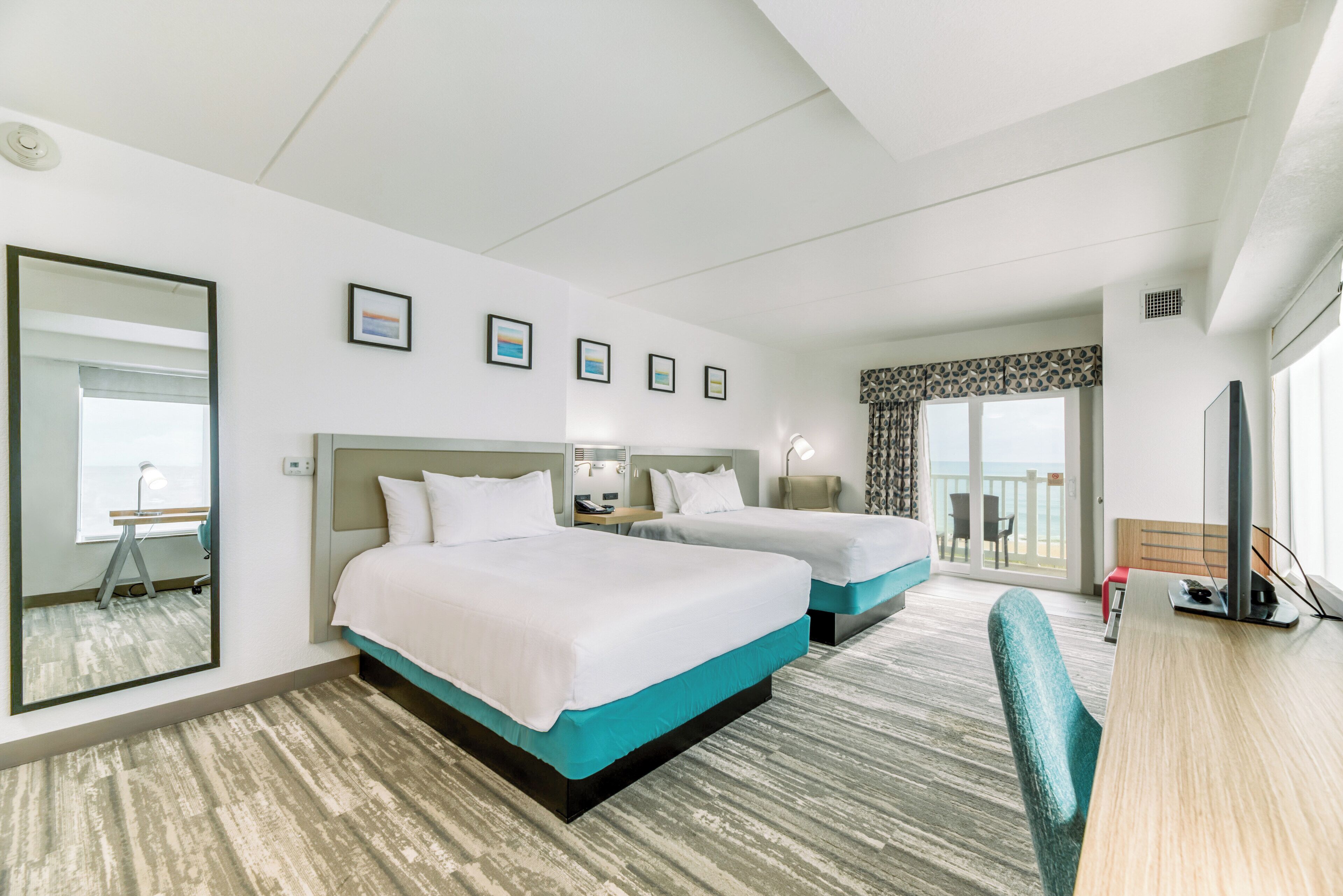 Ropa de cama de alta calidad y caja de seguridad en la habitación 