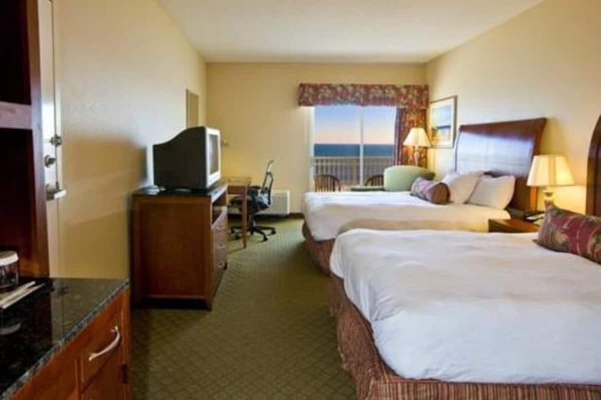 Ropa de cama de alta calidad y caja de seguridad en la habitación