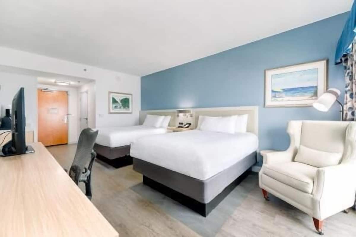 Ropa de cama de alta calidad y caja de seguridad en la habitación