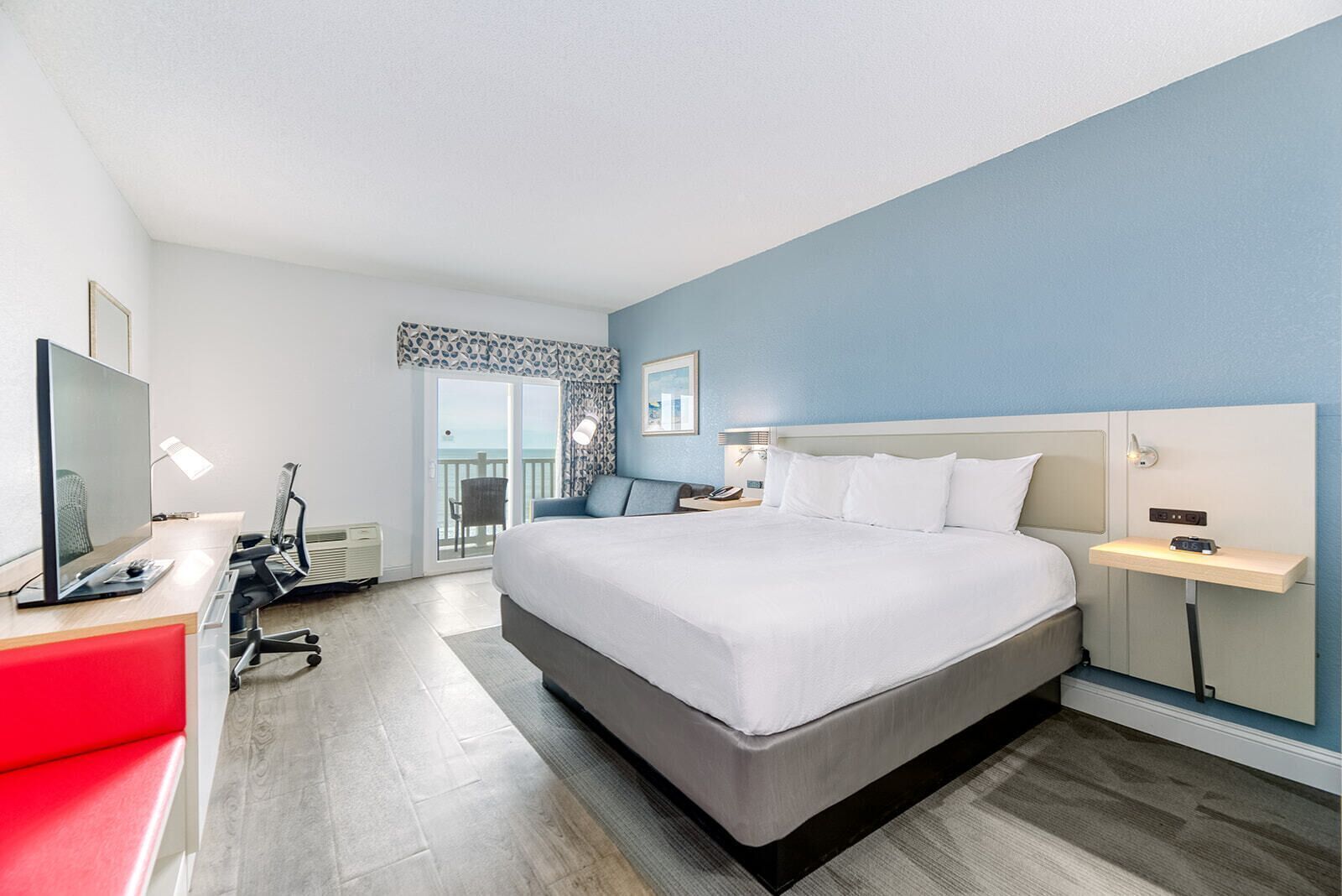 Premium bedding, in-room safe, desk, iron/ironing board