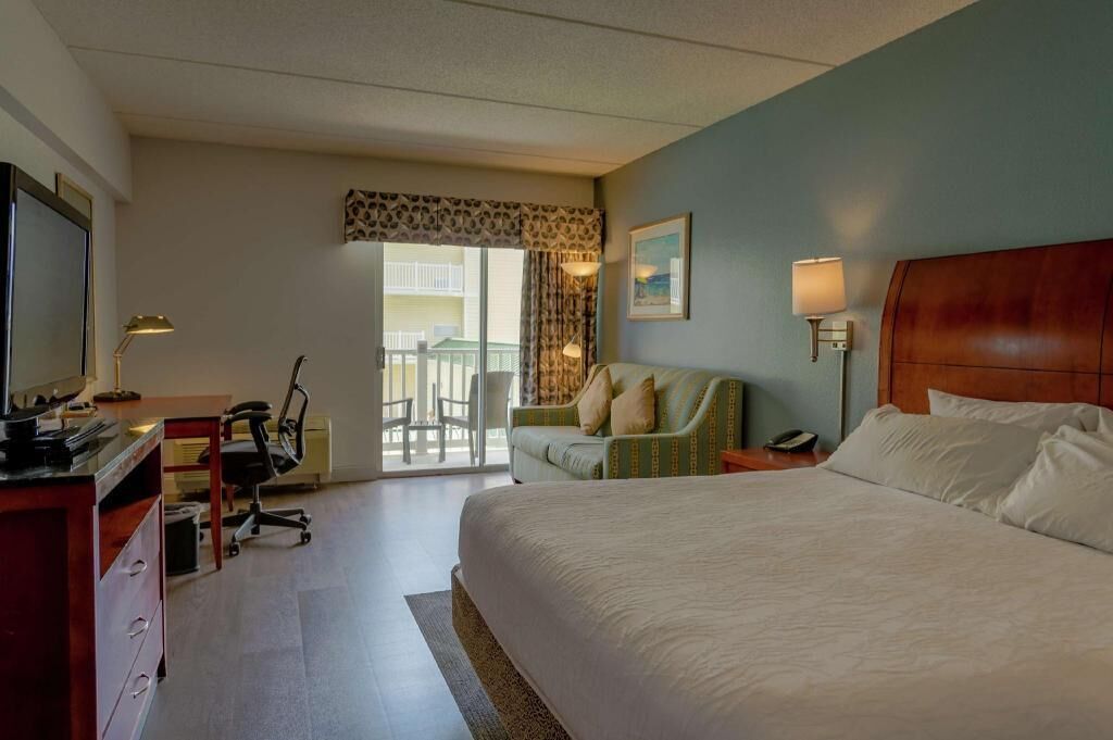 Premium bedding, in-room safe, desk, iron/ironing board