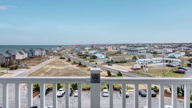 A coastal residential area with houses, a road, and a parking lot. - Hilton Garden Inn Outer Banks/Kitty Hawk (Kitty Hawk)