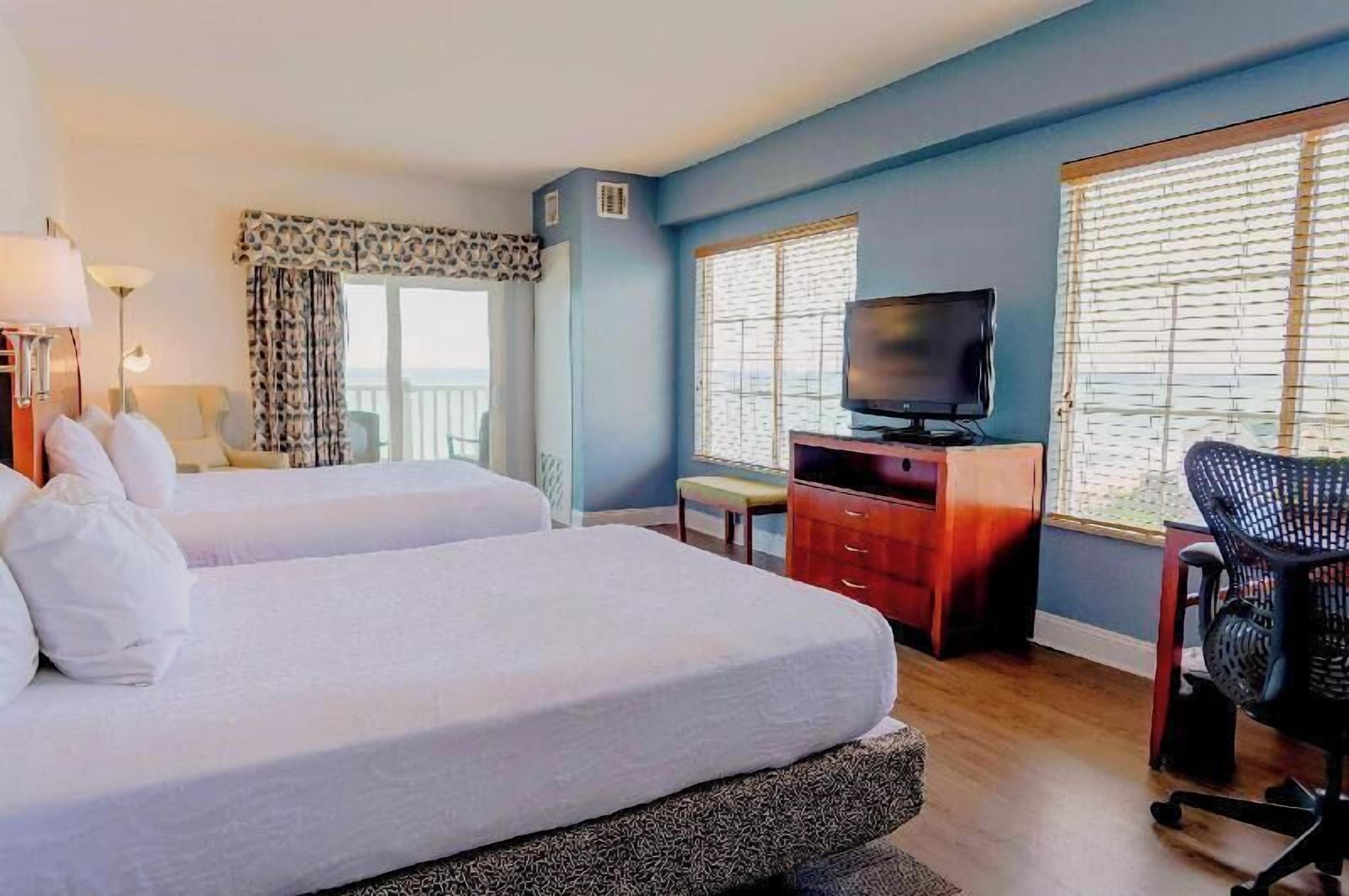 Premium bedding, in-room safe, desk, iron/ironing board