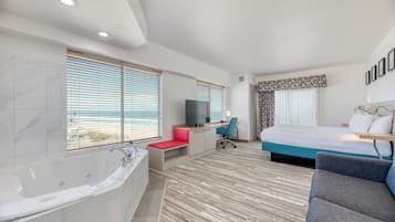 华丽客房, 1 张特大床和 1 张沙发床, 阳台, 海滨 (Whirlpool) | 高档床上用品、客房内保险箱、办公桌、熨斗/熨衣板